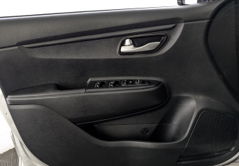 Подержанный автомобиль Kia Rio Hatchback 2021 года (19 фото)