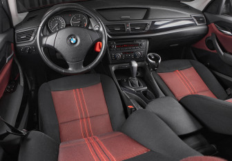 Подержанный автомобиль BMW X1 2011 года (16 фото)