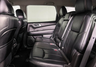 Подержанный автомобиль Nissan Pathfinder 2015 года (10 фото)