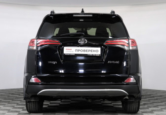 Подержанный автомобиль Toyota RAV4 2017 года (6 фото)
