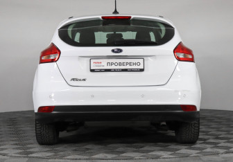 Подержанный автомобиль Ford Focus Hatchback 2017 года (6 фото)