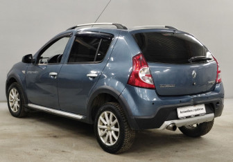 Подержанный автомобиль Renault Sandero 2012 года (7 фото)
