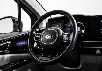 Подержанный автомобиль Kia Carnival 2021 года (17 фото)