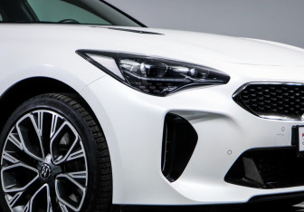 Подержанный автомобиль Kia Stinger 2018 года (17 фото)