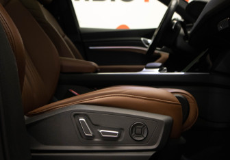 Подержанный автомобиль Audi e-tron 2021 года (28 фото)