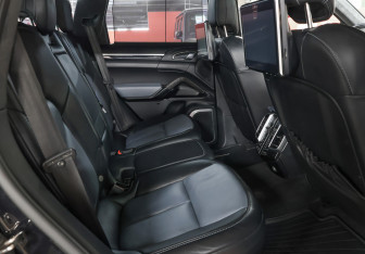 Подержанный автомобиль Porsche Cayenne 2015 года (12 фото)
