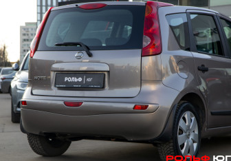 Подержанный автомобиль Nissan Note 2008 года (16 фото)