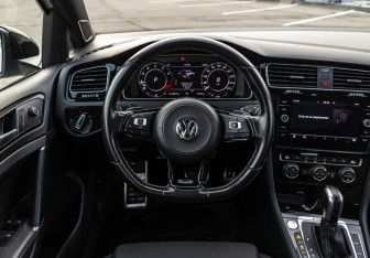 Подержанный автомобиль Volkswagen Golf R Wagon 2020 года (10 фото)