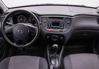 Подержанный автомобиль Kia Rio Hatchback 2010 года (13 фото)