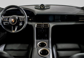 Подержанный автомобиль Porsche Taycan 2020 года (12 фото)