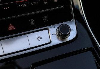 Подержанный автомобиль Audi Q8 2019 года (16 фото)