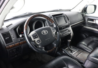 Подержанный автомобиль Toyota Land Cruiser Suv 2011 года (5 фото)