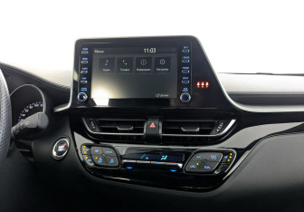Подержанный автомобиль Toyota C-HR 2021 года (15 фото)