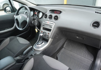 Подержанный автомобиль Peugeot 308 Hatchback 2012 года (10 фото)