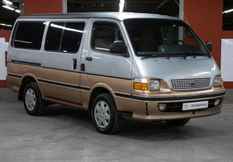 Подержанный автомобиль Toyota HiAce 2002 года (3 фото)