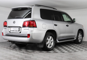 Подержанный автомобиль Lexus LX 2008 года (5 фото)