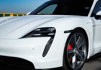Подержанный автомобиль Porsche Taycan 2020 года (10 фото)