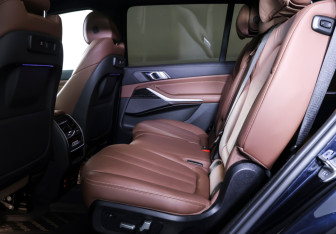 Подержанный автомобиль BMW X7 2021 года (12 фото)