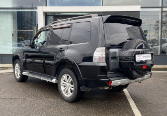 Подержанный автомобиль Mitsubishi Pajero 2011 года (7 фото)