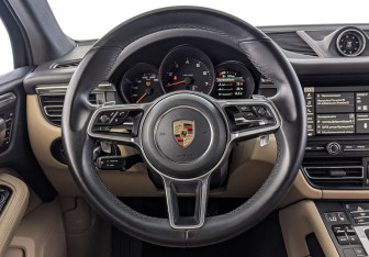 Подержанный автомобиль Porsche Macan 2020 года (22 фото)