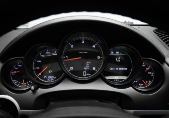 Подержанный автомобиль Porsche Cayenne 2011 года (11 фото)