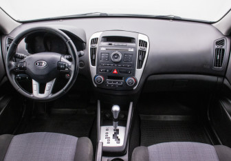 Подержанный автомобиль Kia Ceed Hatchback 2011 года (14 фото)