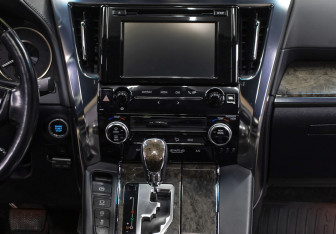 Подержанный автомобиль Toyota Alphard 2019 года (15 фото)