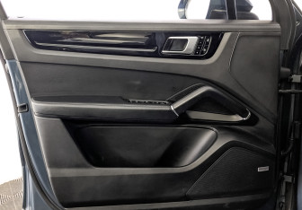 Подержанный автомобиль Porsche Cayenne 2019 года (19 фото)