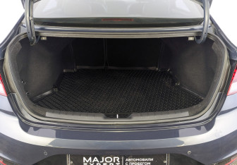 Подержанный автомобиль Hyundai Elantra Sedan 2019 года (10 фото)