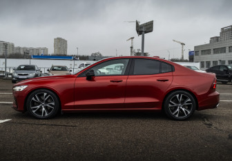 Подержанный автомобиль Volvo S60 2019 года (10 фото)