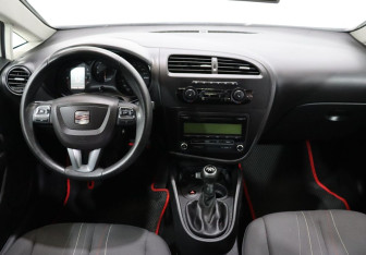Подержанный автомобиль SEAT Leon Hatchback 2012 года (12 фото)