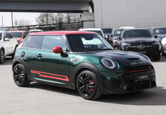 Подержанный автомобиль MINI Hatch 2017 года (3 фото)