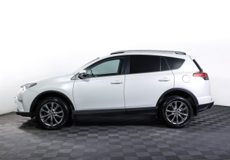 Подержанный автомобиль Toyota RAV4 2016 года (8 фото)