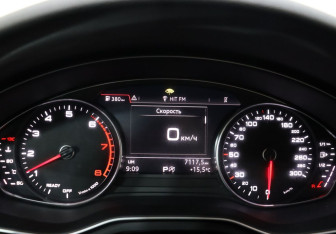 Подержанный автомобиль Audi A4 Sedan 2017 года (19 фото)
