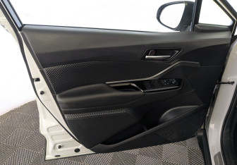 Подержанный автомобиль Toyota C-HR 2021 года (19 фото)