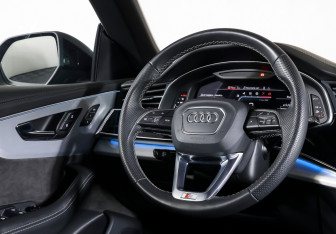 Подержанный автомобиль Audi Q8 2022 года (16 фото)