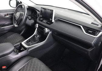 Подержанный автомобиль Toyota RAV4 2019 года (10 фото)