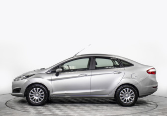 Подержанный автомобиль Ford Fiesta Sedan 2015 года (8 фото)