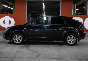 Подержанный автомобиль Ford Focus Hatchback 2007 года (8 фото)