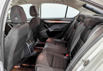 Подержанный автомобиль Skoda Octavia Liftback 2019 года (12 фото)