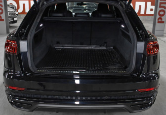 Подержанный автомобиль Audi Q8 2020 года (10 фото)