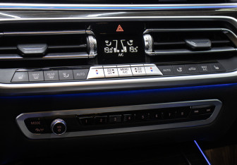 Подержанный автомобиль BMW X5 2021 года (18 фото)