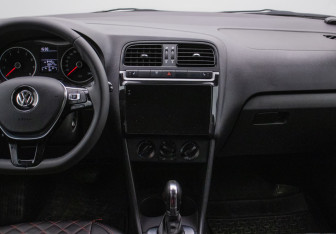 Подержанный автомобиль Volkswagen Polo Sedan 2013 года (14 фото)