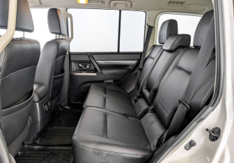 Подержанный автомобиль Mitsubishi Pajero 2018 года (12 фото)