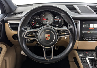 Подержанный автомобиль Porsche Macan 2016 года (22 фото)