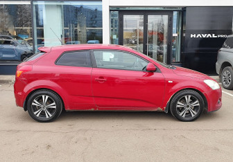 Подержанный автомобиль Kia Ceed Hatchback 2008 года (4 фото)