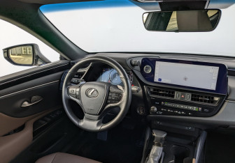Подержанный автомобиль Lexus ES 2023 года (17 фото)