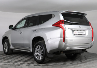 Подержанный автомобиль Mitsubishi Pajero Sport 2017 года (6 фото)