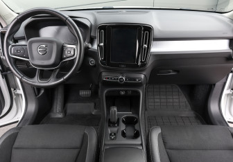 Подержанный автомобиль Volvo XC40 2019 года (12 фото)