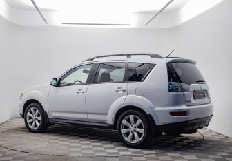Подержанный автомобиль Mitsubishi Outlander 2011 года (7 фото)